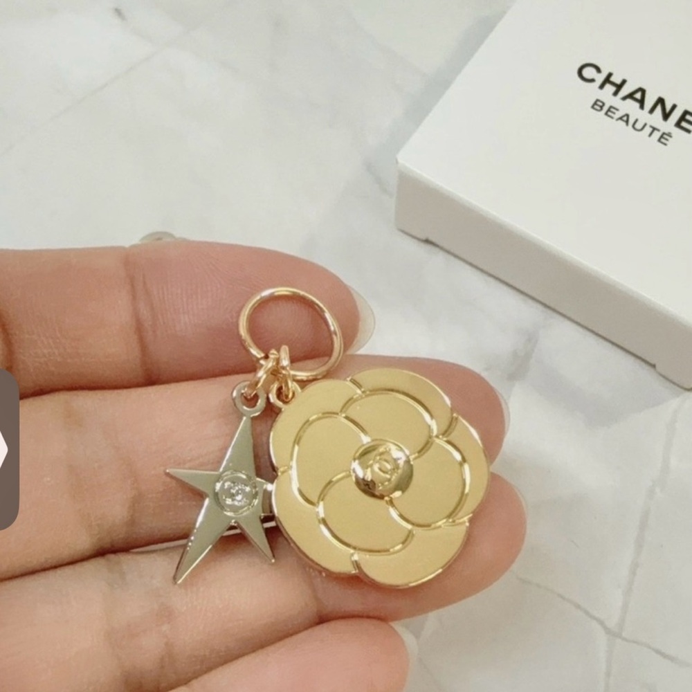 CHANEL Christmas 2025 Holiday Edition Charm Set NWB GWP - Picture 2 of 7